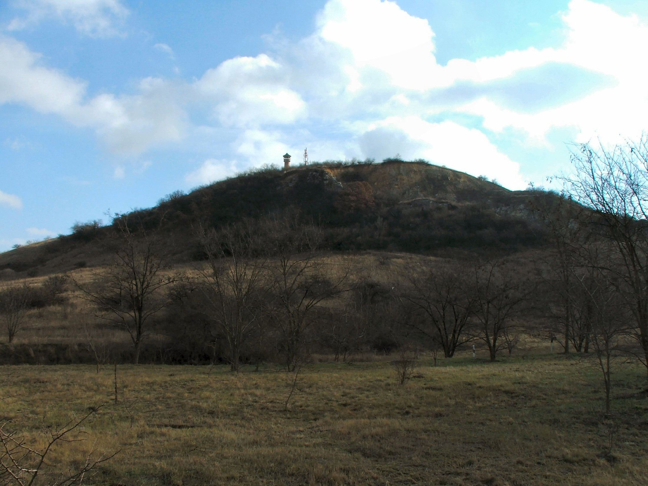 Megtisztították az egykor szovjet lőtérként használt Strázsa-hegyet