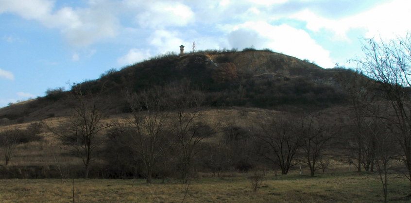 Megtisztították az egykor szovjet lőtérként használt Strázsa-hegyet