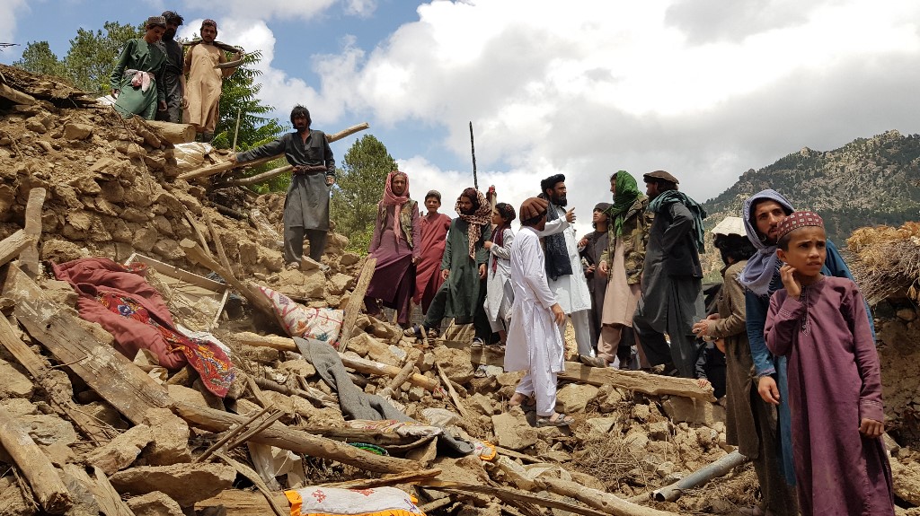 Videó: Így mentik a földrengés áldozatait Afganisztánban
