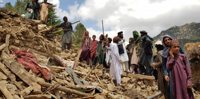 Videó: Így mentik a földrengés áldozatait Afganisztánban