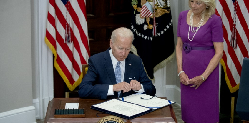 Biden aláírta a fegyverviselést szigorító törvényt
