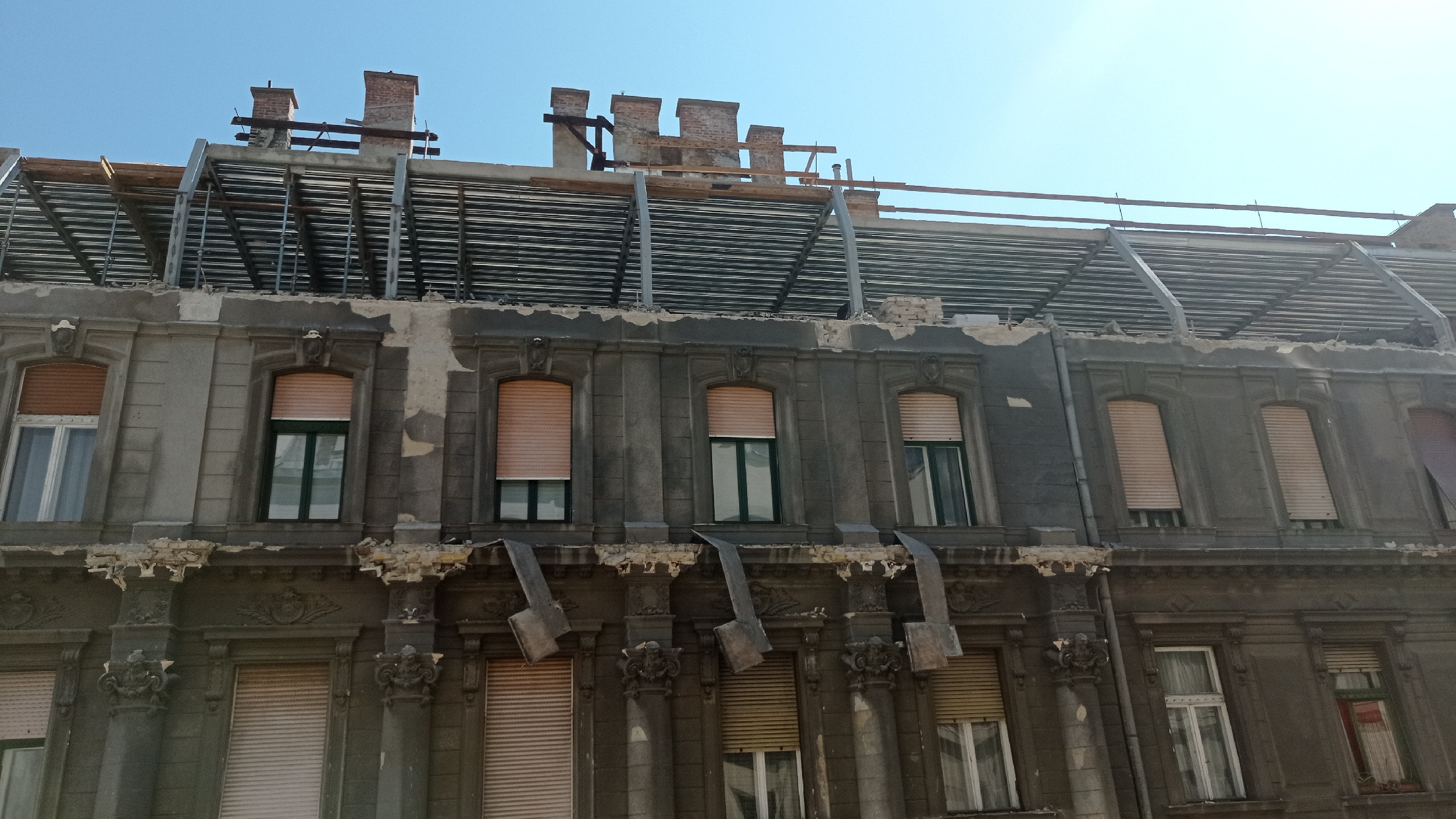 Fotók: beomlott a Jókai utcai ház tetőzete, 3 sérült
