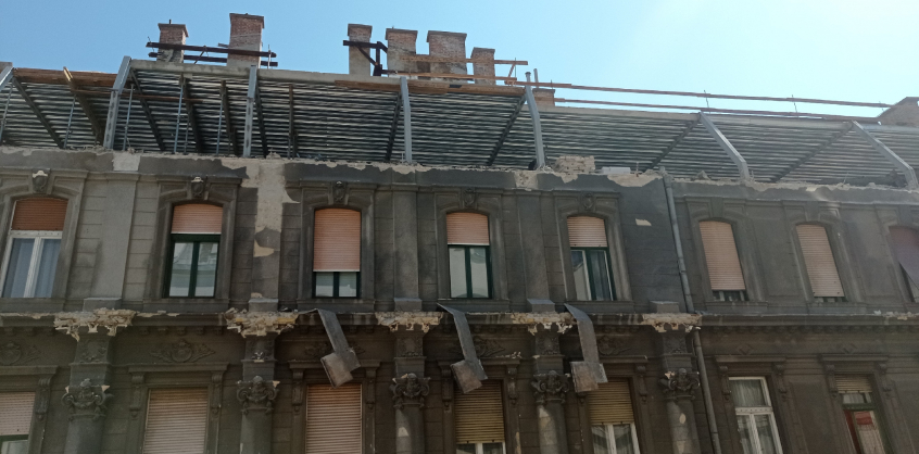 Fotók: beomlott a Jókai utcai ház tetőzete, 3 sérült