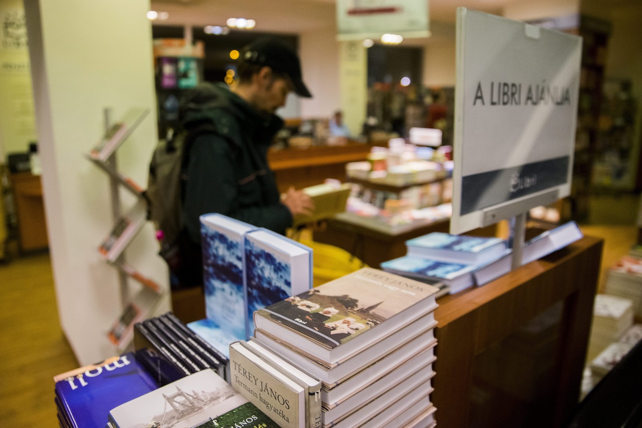 A Libri tagadja, hogy ideológiai okokból postázták vissza a fóliázott könyveket a szerzőknek