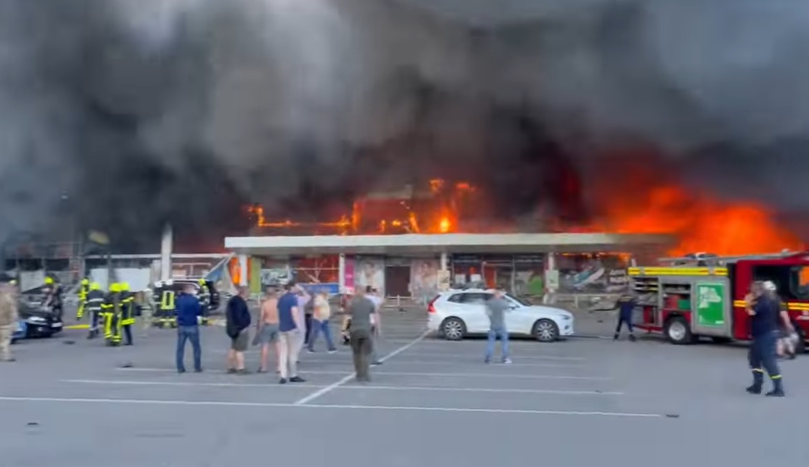 Videón a Kremencsuk bevásárlóközpontra mért támadás pillanatai