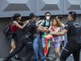 Videón, ahogyan a rendőrség feloszlatja a török Pride-ot 