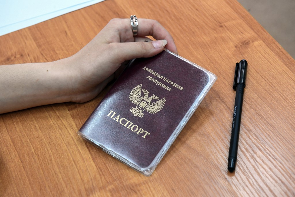 A donyecki szakadár területeken már osztogatják az orosz útleveleket
