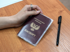 A donyecki szakadár területeken már osztogatják az orosz útleveleket