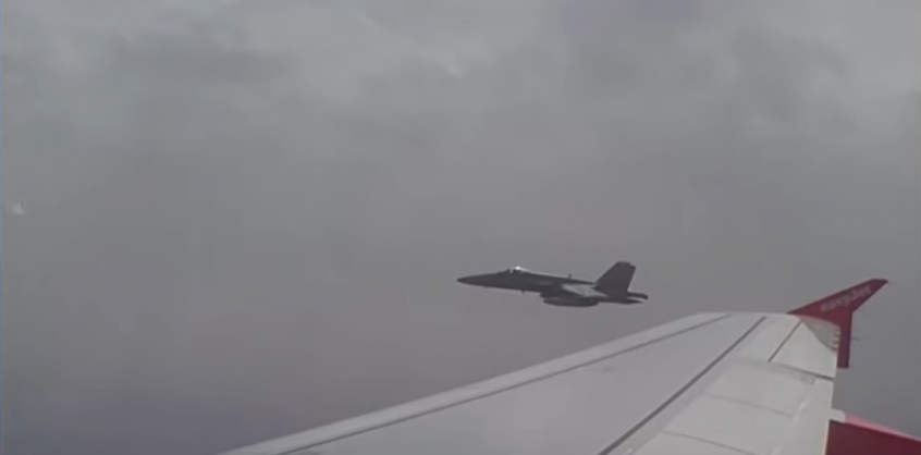 Videó – Bombafenyegetés miatt az Easyjet egyik járatát vadászgép kísérte a leszállásig