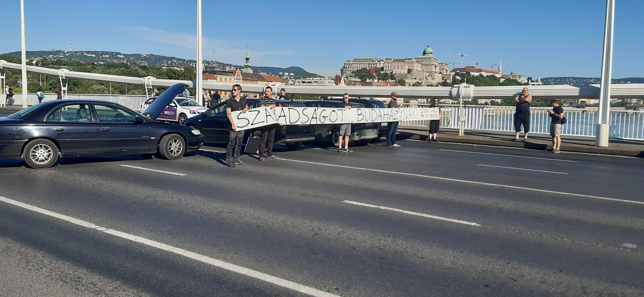Rendkívüli: Blokád az Erzsébet hídon – szabadságot követelnek Budaházynak