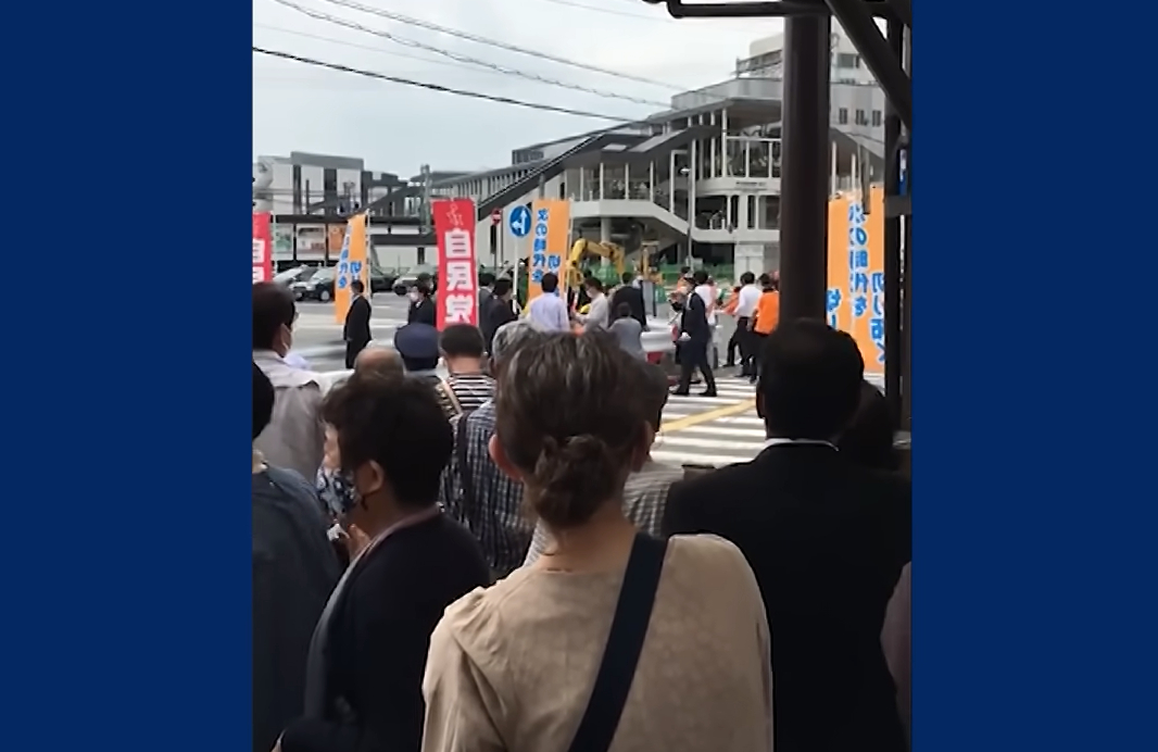 Videón a korábbi japán miniszterelnök elleni merénylet