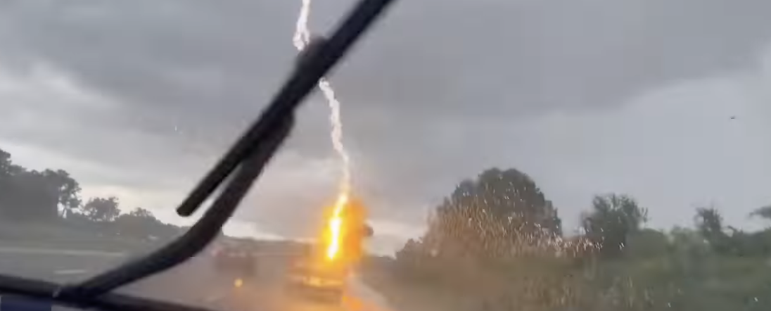 Videóra vette, ahogy férje autójába csapódik a villám 