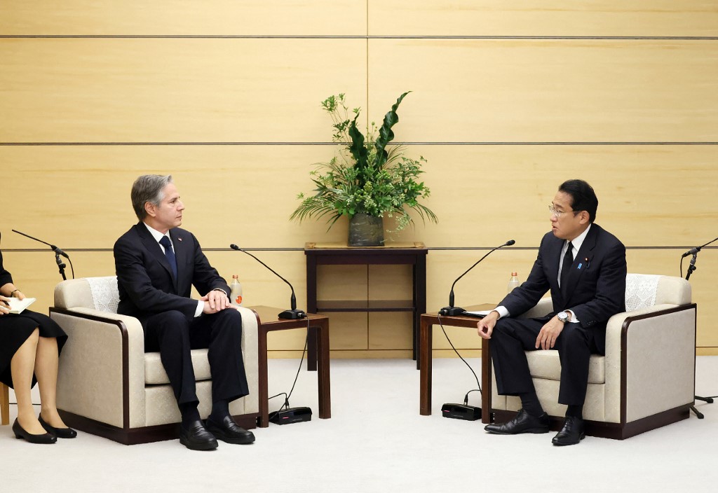 Személyesen nyilvánított részvétet Abe Sindzó halála ügyében az amerikai külügyminiszter