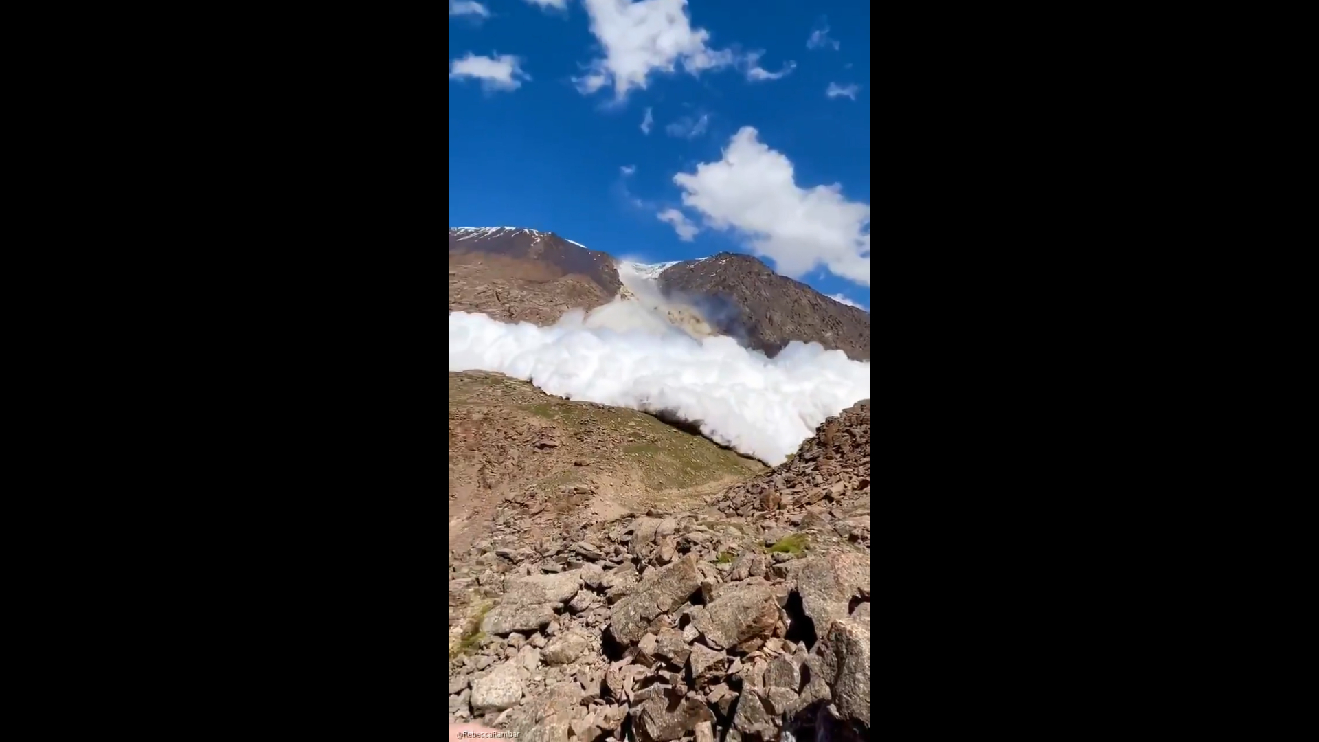 Videó: Borzalmasan közelről filmezték le egy gleccser összeomlását Kirgizisztánban