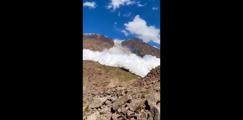 Videó: Borzalmasan közelről filmezték le egy gleccser összeomlását Kirgizisztánban