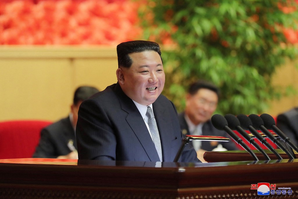 A diplomáciai és a védelmi stratégiáról tanácskozik az észak-koreai állampárt