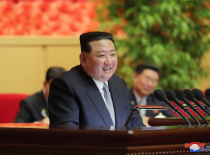 A diplomáciai és a védelmi stratégiáról tanácskozik az észak-koreai állampárt