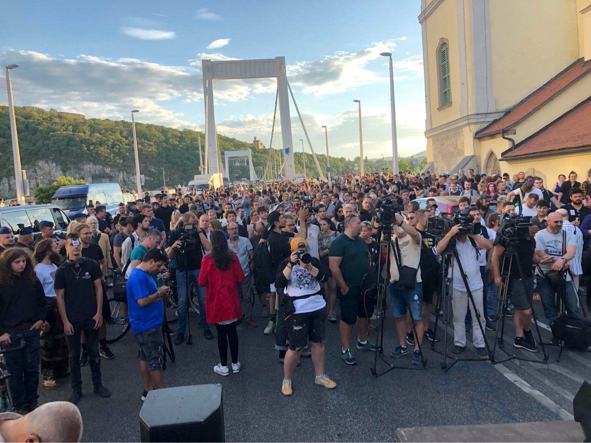 Péntekre szervez tüntetést a Kutyapárt az Erzsébet hídhoz