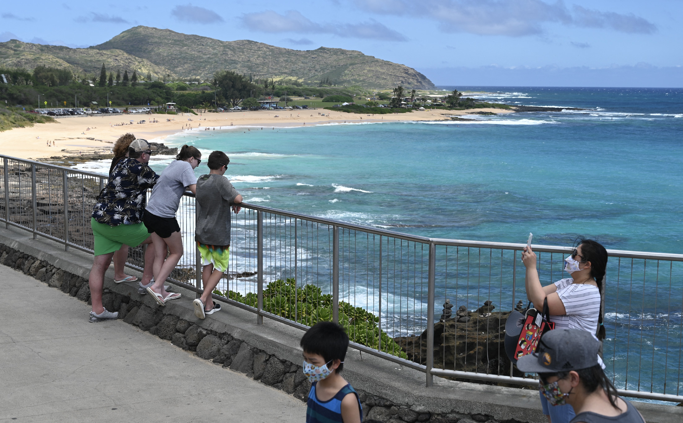 Még egy esküvőt is félbeszakítottak a hatméteres hullámok Hawaiin