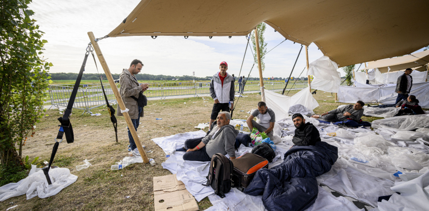 Már hajókon helyeznék el a menekülteket Hollandiában, annyira nincs hely