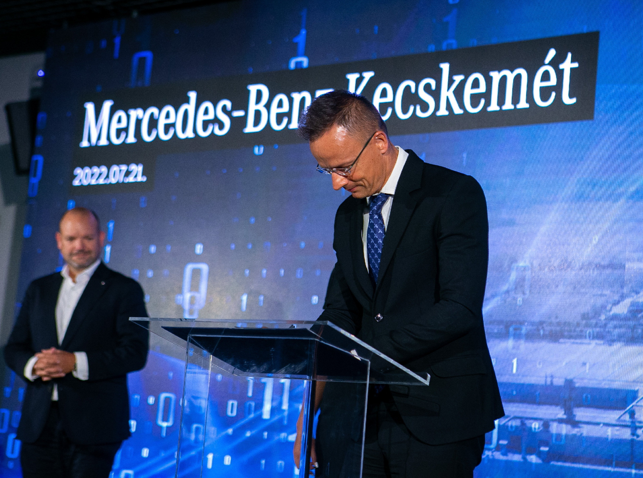 A Mercedes 14 milliárd forintot kap a kormánytól a 400 milliárdos beruházásához