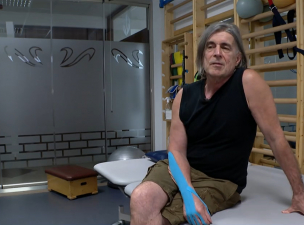 Megrázó videó: Révész Sándor járni tanul a sztrók után