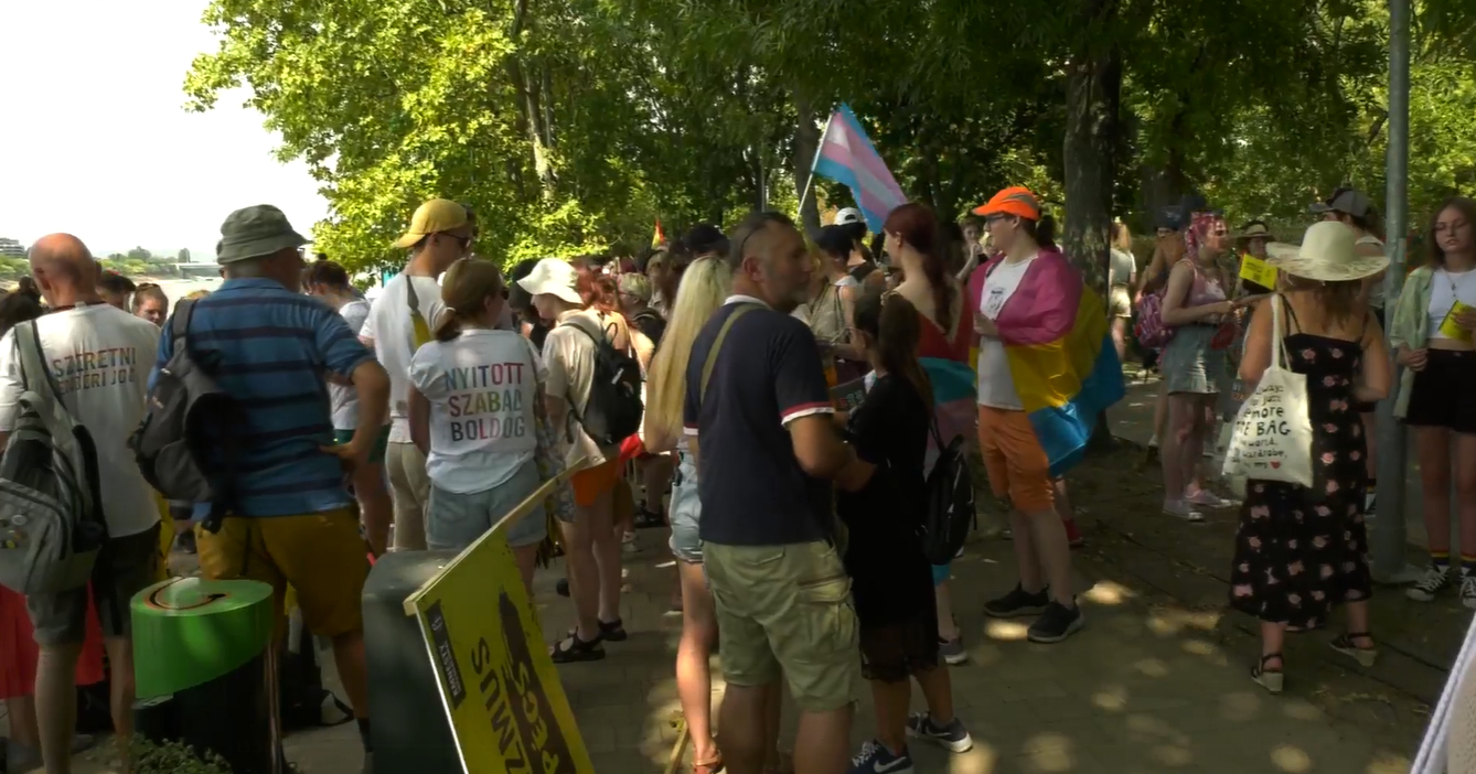 Már gyülekeznek a vonulók a 2022-es Budapest Pride-on