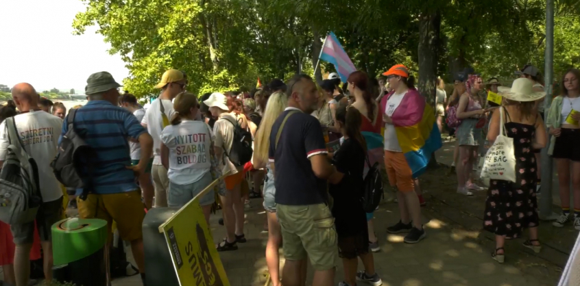 Már gyülekeznek a vonulók a 2022-es Budapest Pride-on
