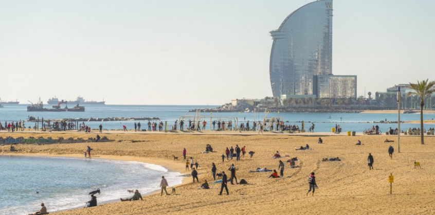 Betiltották a cigarettát Barcelona strandjain