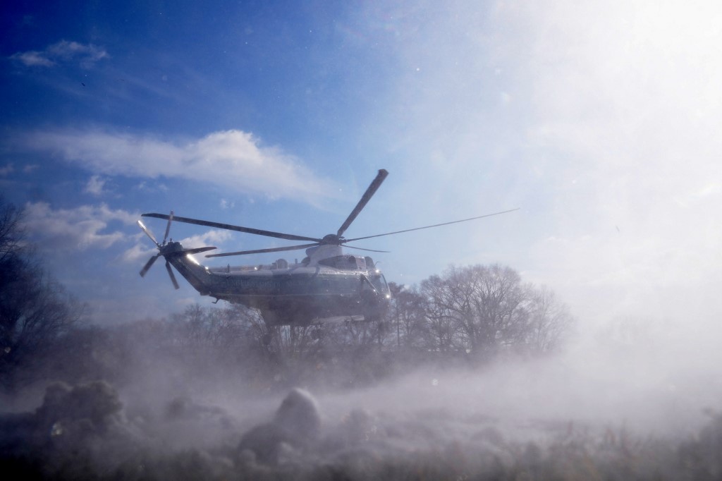 Egy 22 éves férfi belesétált a helikopter rotorlapátjába 