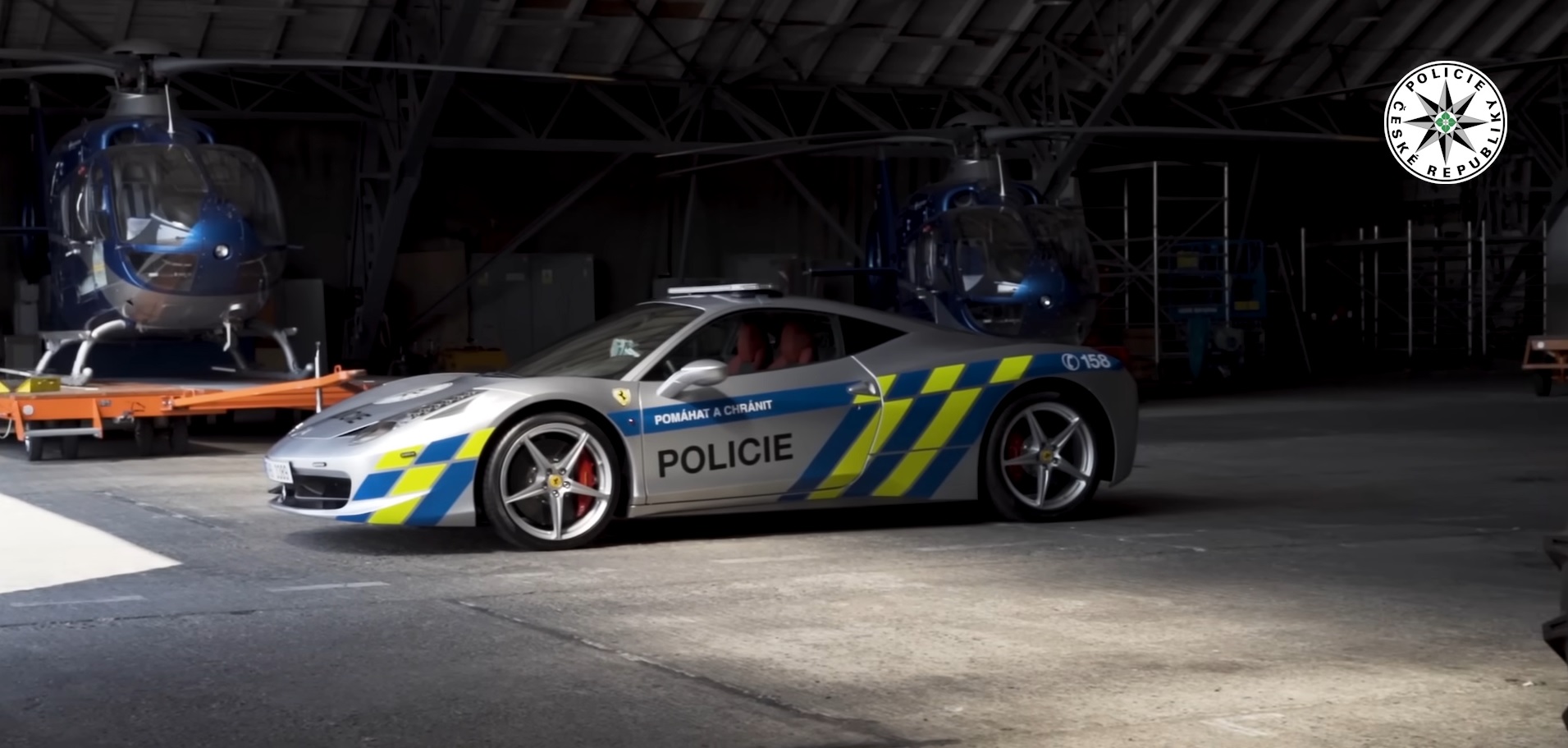 A cseh rendőrség kitalálta mit tegyen egy lefoglalt Ferrarival