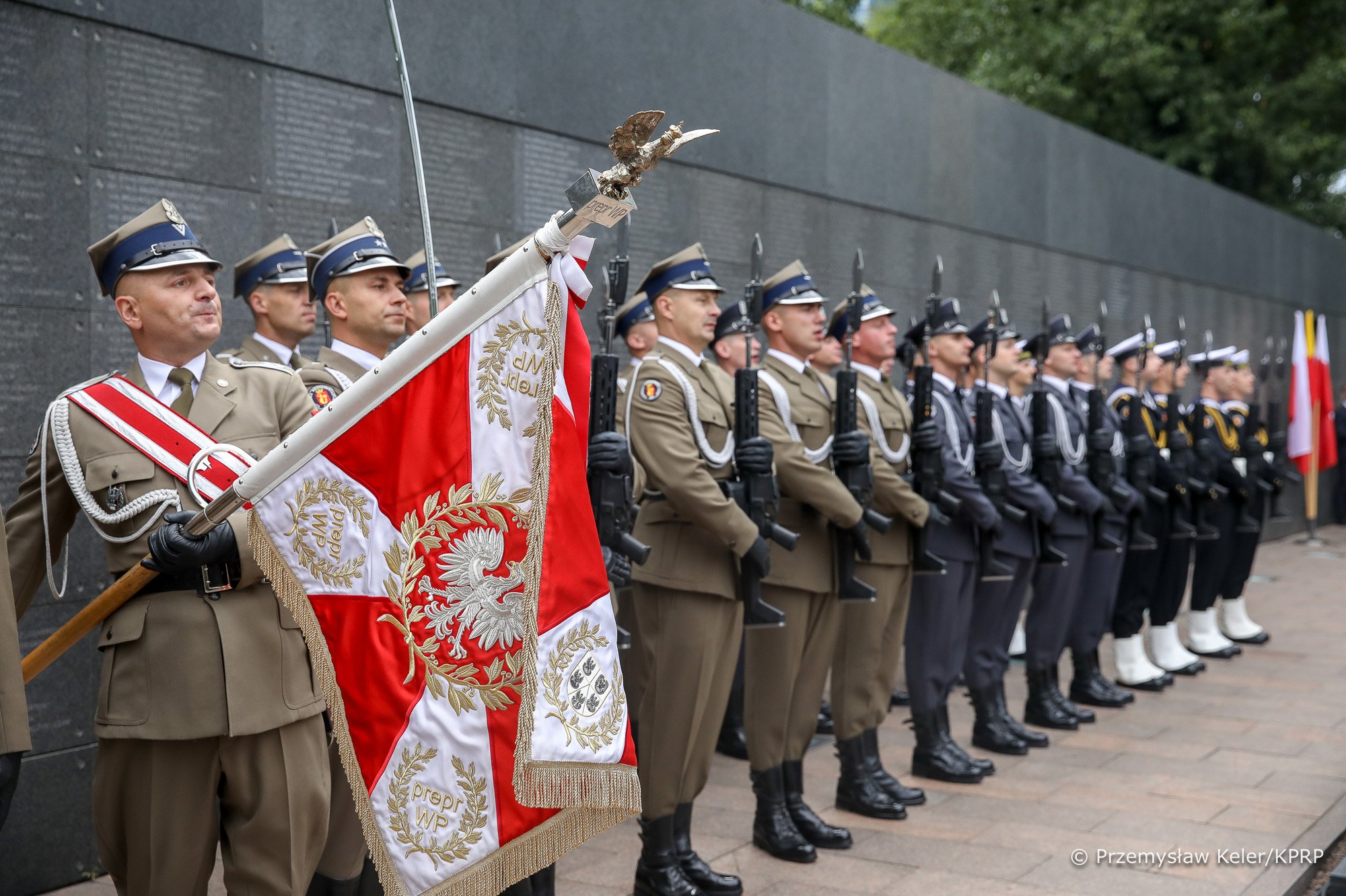 A lengyel elnök nyitotta meg a lerombolt Mariupolról szóló kiállítást Varsóban