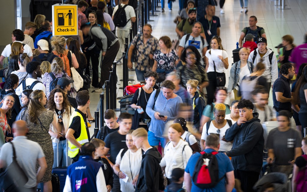 Az amszterdami repülőtér októberig fenntartja az utasok korlátozását