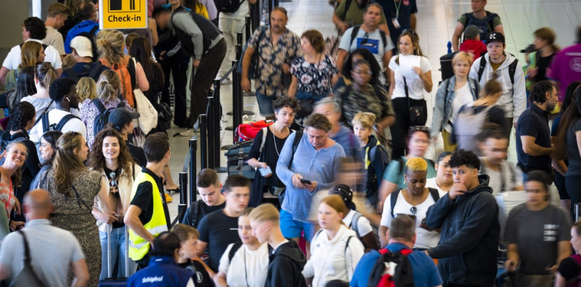Az amszterdami repülőtér októberig fenntartja az utasok korlátozását