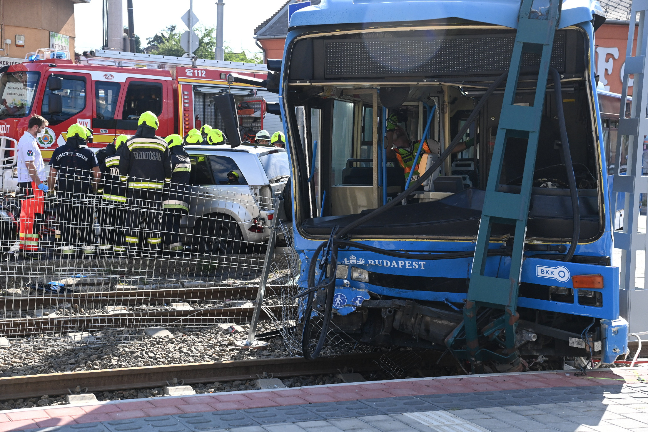 Súlyos buszbaleset történt Budapesten – nyolc mentőegységet riasztottak a helyszínre