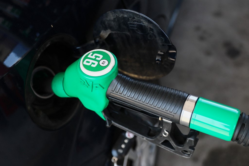 Autósok figyelem: csökken az üzemanyag ára szerdától