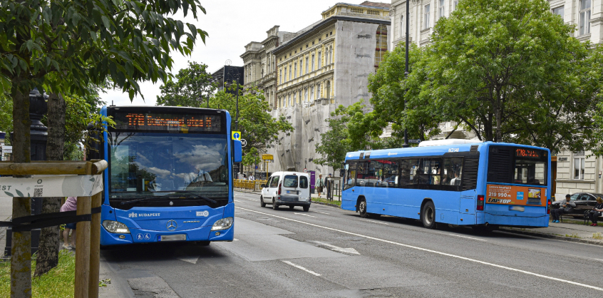 Búcsú a lépcsőktől – Holnaptól már csak alacsony padlós buszok lesznek Budapesten