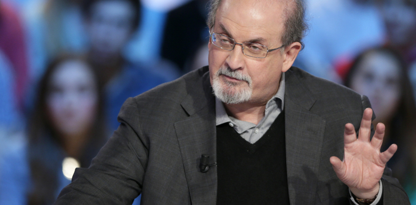 Megtámadták New Yorkban Salman Rushdie-t