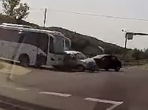 Videó – a GPS-t nézte, így fékezés nélkül rongyolt bele egy autóba