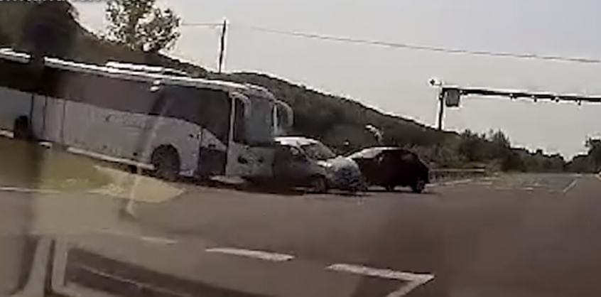 Videó – a GPS-t nézte, így fékezés nélkül rongyolt bele egy autóba
