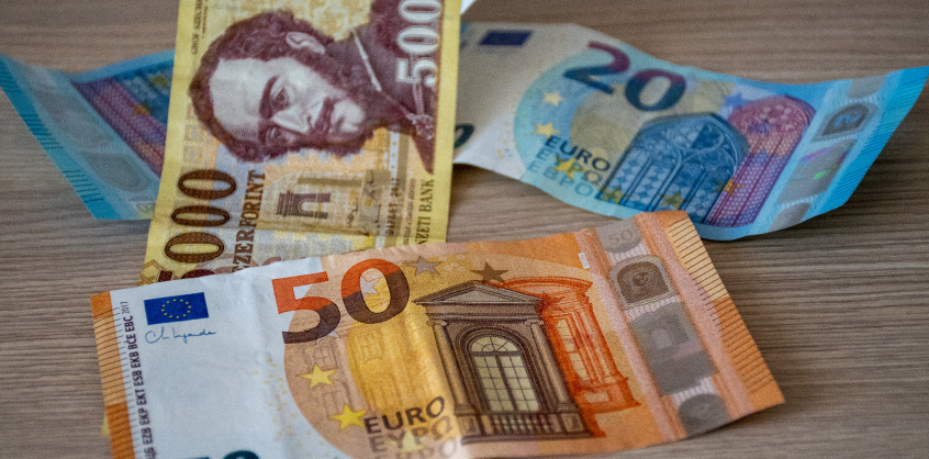 Benézett 400 alá a forint-euró árfolyam
