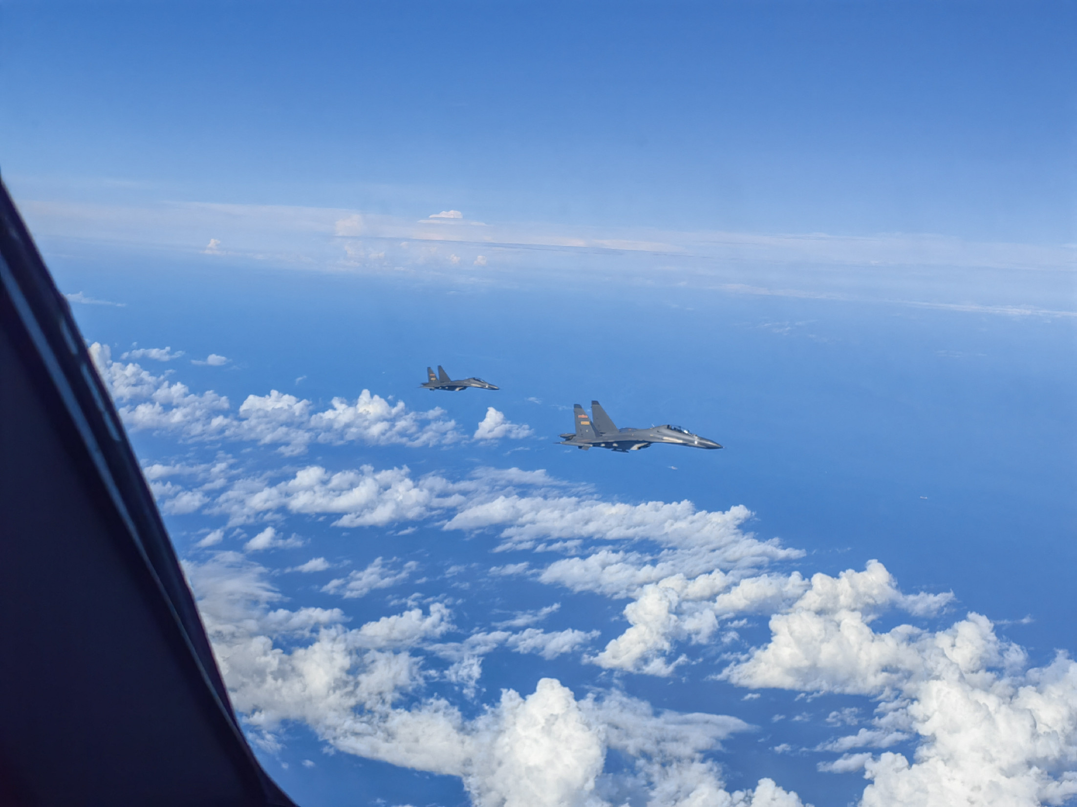 Kínai vadászgépek „kísértek” egy amerikai repülőt Tajvannál