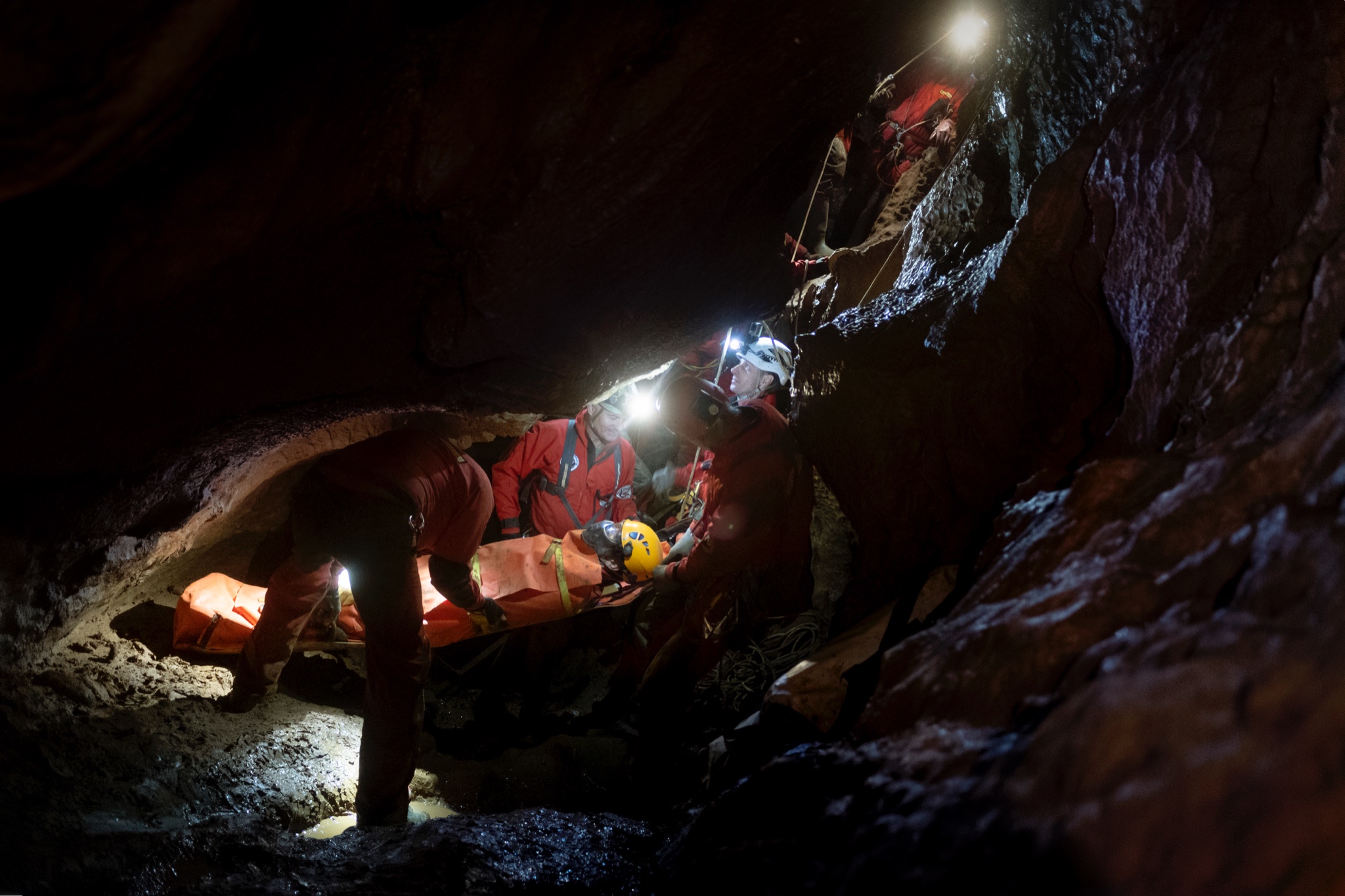 Baleset ért egy nőt a Mátyás-hegyi barlangban, 18 ember tudta a felszínre vinni