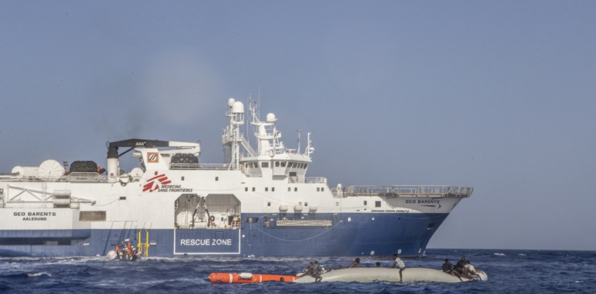 Több mint száz menekültet vett fedélzetre az MSF hajója