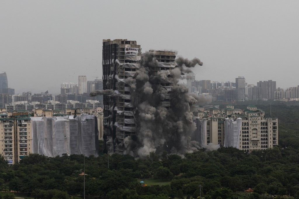 Videó – Illegálisan épült felhőkarcolókat romboltak le Indiában