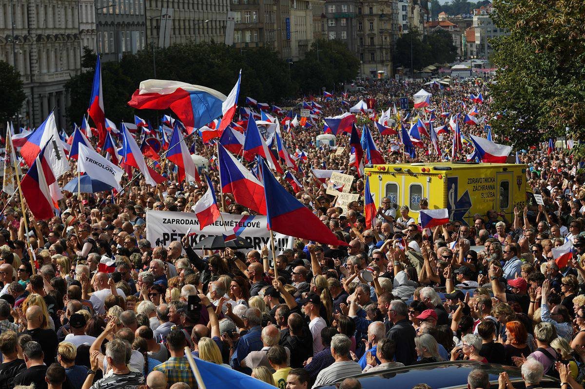 Hetvenezer ember tüntetett a kormány ellen Prágában