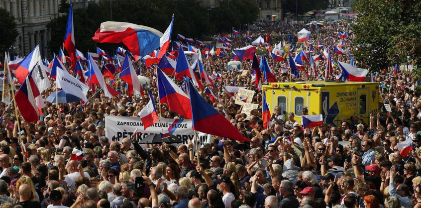 Hetvenezer ember tüntetett a kormány ellen Prágában