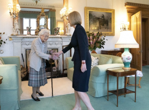 Hivatalba iktatták Liz Trusst, az új brit miniszterelnököt