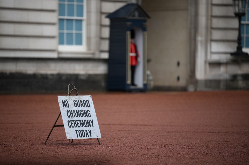Elmarad az őrségváltás a Buckingham-palotánál