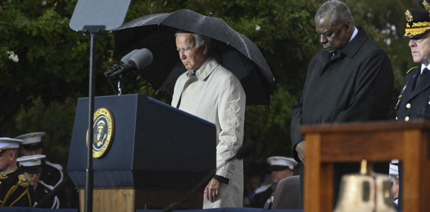 Joe Biden a Pentagon épülete előtt tisztelgett szeptember 11. áldozatai előtt